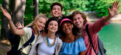 Adolescentes disfrutando de un campamento de verano en Irlanda