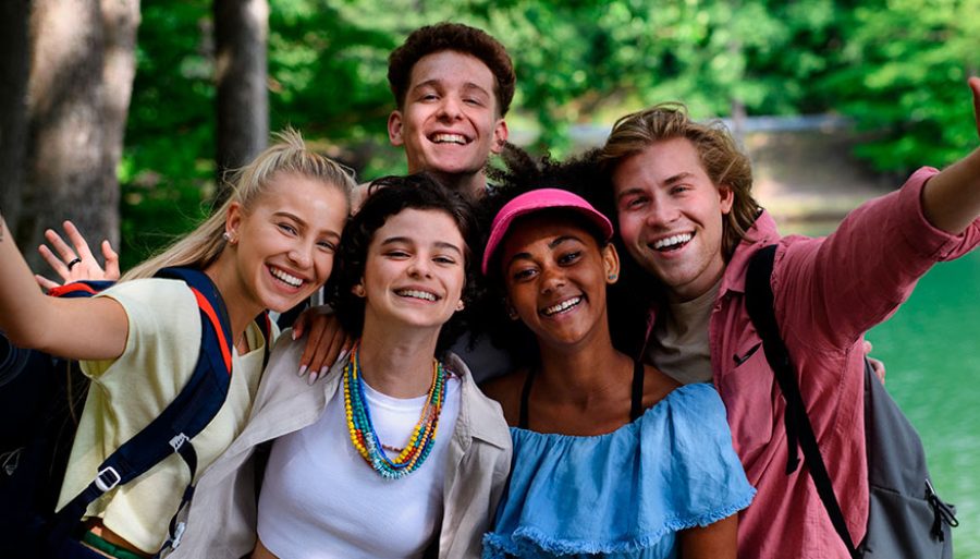 Adolescentes disfrutando de un campamento de verano en Irlanda