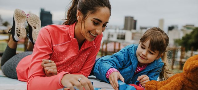 au-pair-jugando-host-kid